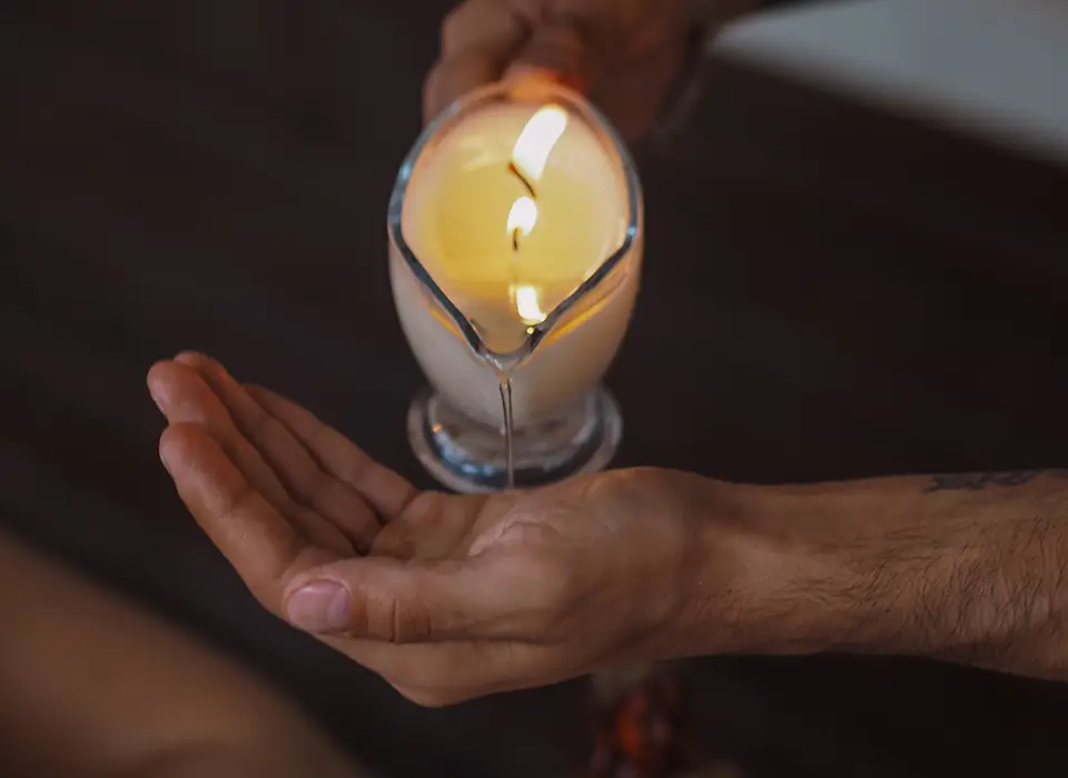massaggio con candela calda